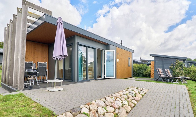 Suesel House | Detached vacation home Victoria by the lake with terrace, WLAN and family-friendly