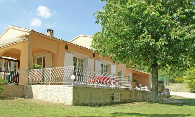 Reillanne Villa | Detached villa with enclosed beautiful garden and private pool, 1km from Céreste