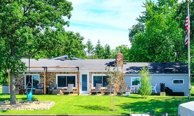 Detroit Lakes House | Detroit Lakes Lakeside Dambo Troll Hunting Fall Retreat.