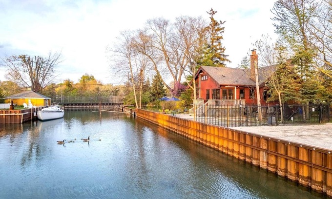 Jefferson Chalmers House | Detroit's Riverside Hideaway