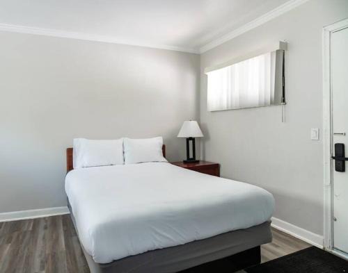 Riverview Apartment | Detroit Studio, near Metropolitan Airport