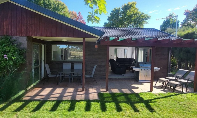 Whakatu Cottage | Dewdrop Cottage - a very special place to stay