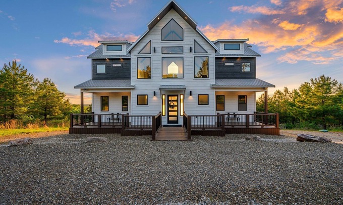 Broken Bow Cabin | Diamond on the Bluff-Cabin w/Million Dollar Sweeping Views! Sleeps 16