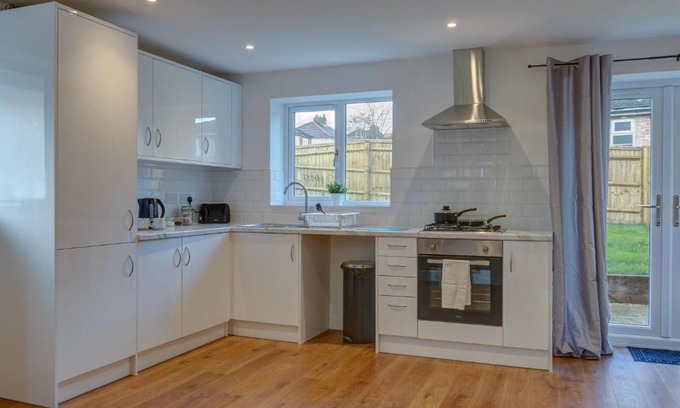Didcot Apartment | Didcot- Private Flat with Garden & Parking 04