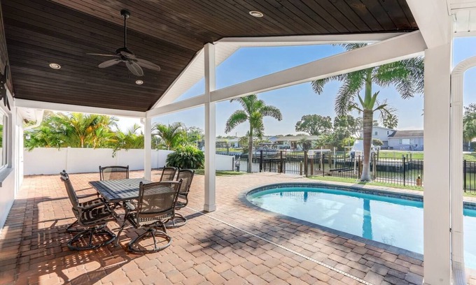 Bay Crest Park House | Direct Bay Access - close to the Beach & the Stadium Stadium| Pool| 3BR