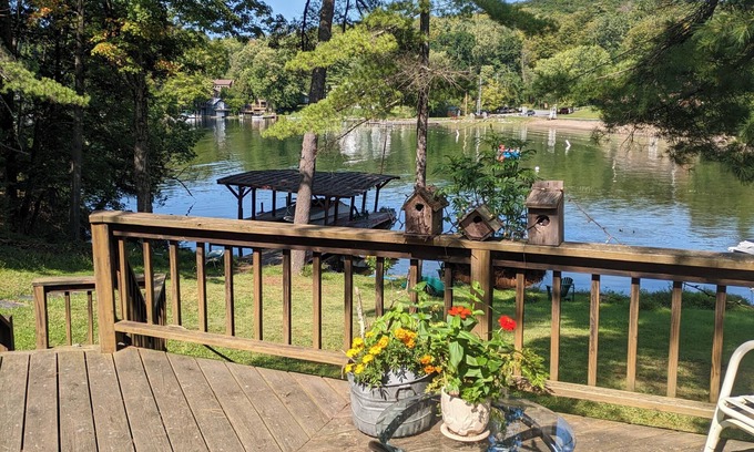 Putnam Station Cottage | Direct lakefront cottage with wood burning fireplace in great room. Pet friendly