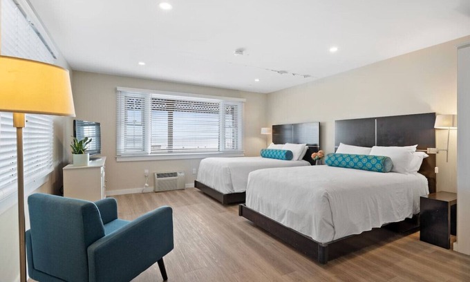 Falmouth Heights Hotel | Direct Ocean View Studio | 2 Double Beds + Kitchenette (102)