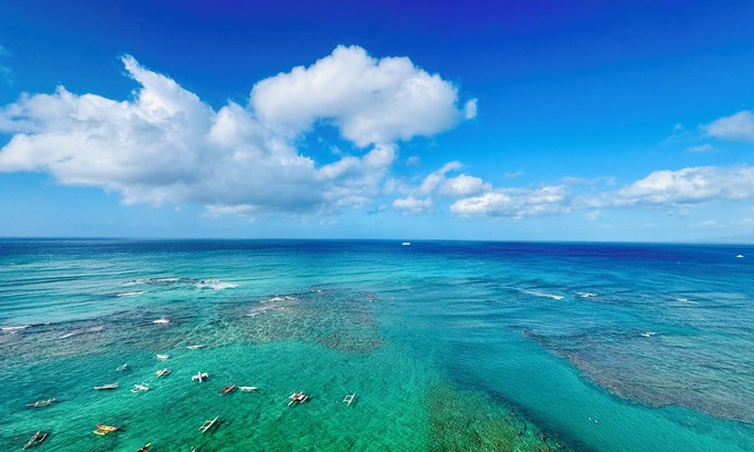 Diamond Head - Kapahulu - St. Louis Condo | Direct Oceanfront 1,000 sq' corner/end 18th floor condominium unit.