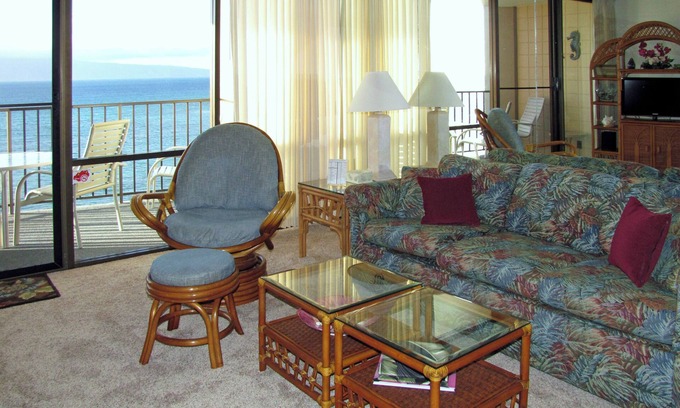 Kahana Condo | Direct Oceanfront Valley Isle Resort 1009