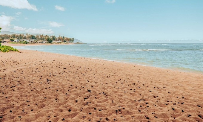 Haleiwa Condo | DIRECT SANDY BEACHFRONT just steps away fr the patio.Ground Fl.condo 1bed2ba2pkg