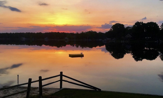 Silver Lake Cottage | Direct Waterfront 4 Bedroom / 2 Bath Great For Multi-Family Vacations!