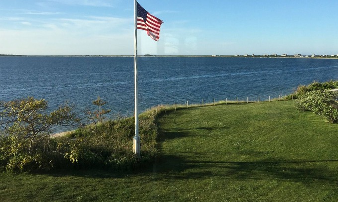 Pocomo House | Direct Waterfront (Wauwinet Harbor) 2 Bedroom Cottage (2006)