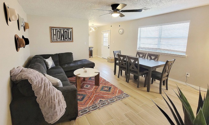 Norman House | DiscO-homa, Hot tub, Arcade 1.5 mile to OU stadium