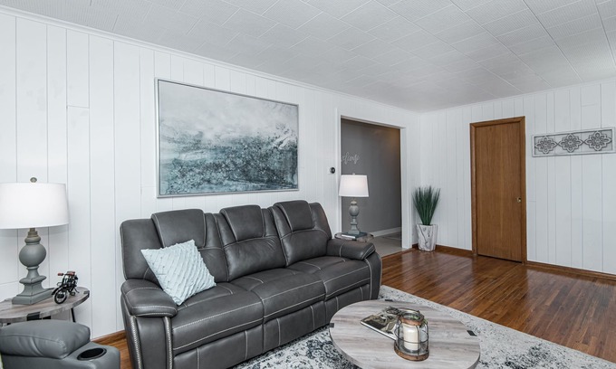East Side Pioneers House | Discounted Oasis! 5 Star-3 Bedroom Showstopping Duplex 4 Minutes to Mayo Clinic!