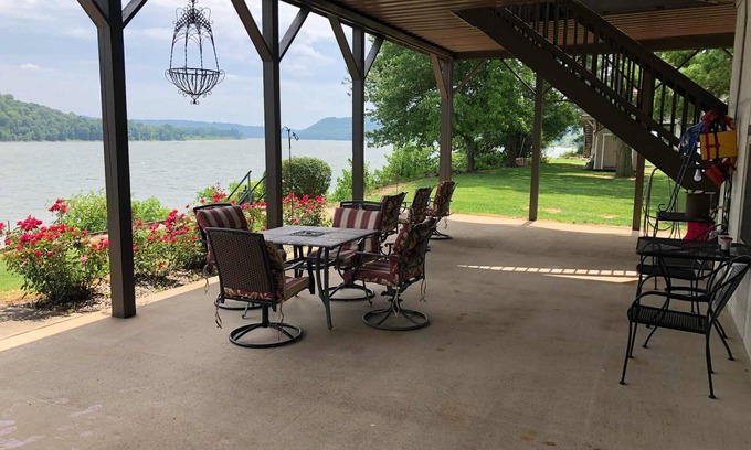 Hanover House | Discounted rate for a 1 king, 2 queen house overlooking the Ohio River