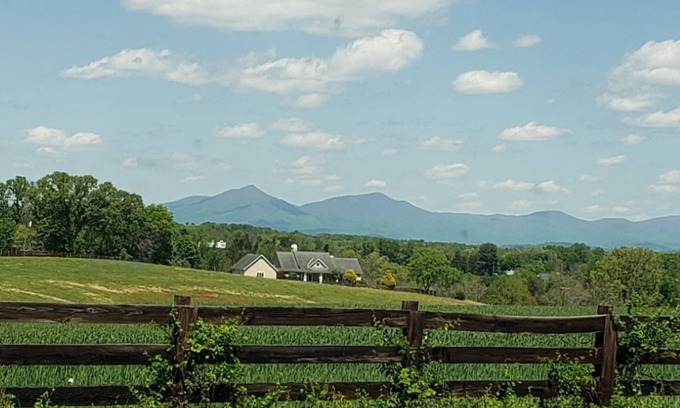 Moneta House | Discounted Rate July 10-20! Quiet House Close to SML and Liberty University