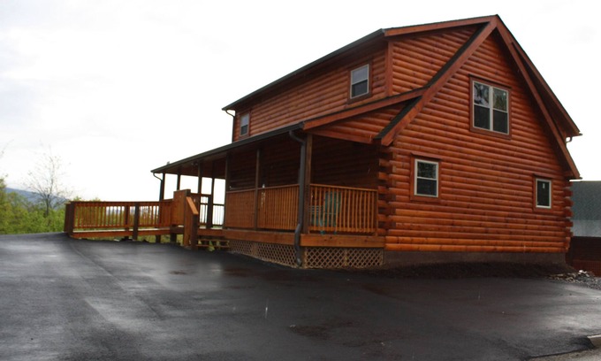 Sevierville House | DISCOUNTED RATES! 4 bed - 4 bath Luxury Cabin, Panoramic Views, Theater Room!