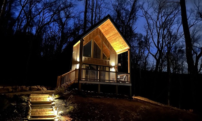 Gatlinburg - Pigeon Forge Cottage | Discounts + Stargaze & Watch Pigeon Forge Lights from Firepit!
