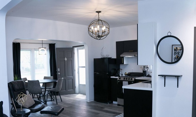 Port Dalhousie Apartment | Discover a charming haven in Port Dalhousie.With our own private parking lot.