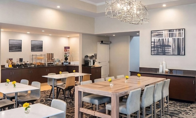 Brentwood Hotel | Discover Brentwood & Nashville from your Home Away from Home! Free Breakfast!