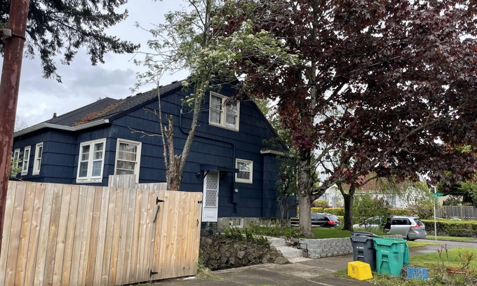 Overlook House | Discover North Portland charm near Moda Center