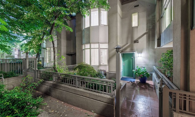 Central House | Discover the Lively Spirit of Coal Harbour in the Heart of Downtown Vancouver