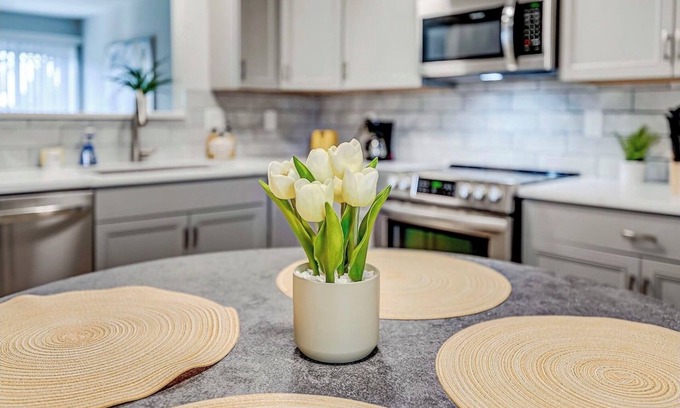 Noblesville House | Discover Your Perfect Retreat: Experience the Comfort of a Home Away From Home