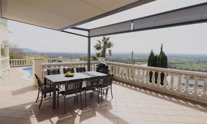 El Mas Isaac House | Disfruta de esta casa con fantásticas vistas, piscina y jardín privado situada en Can Isaac, Palau Saverdera, Costa Brava