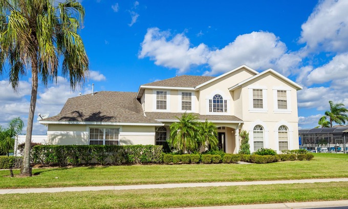West Kissimmee Villa | Disney mins Luxury 7 Bed Villa Prvt Pool Spa Cinema & Lake in Gated Formosa Gdns