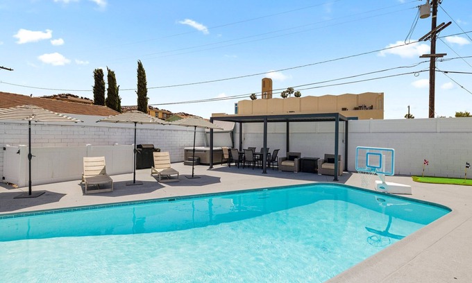 Southwest Anaheim House | DisneyFun Pool Hot Tub 5 bedroom EV Charger