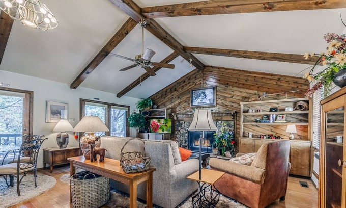 Ruidoso Downs Cabin | 'Distinct stay' guaranteed at Lone Pine! Pet friendly