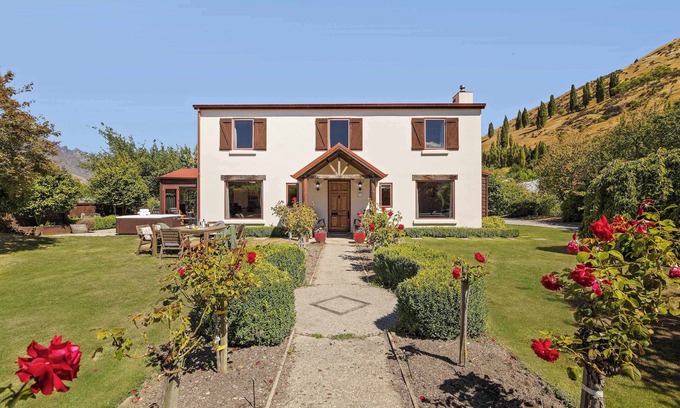 Lower Shotover House | Distinctive Detached Home Luxury Spa