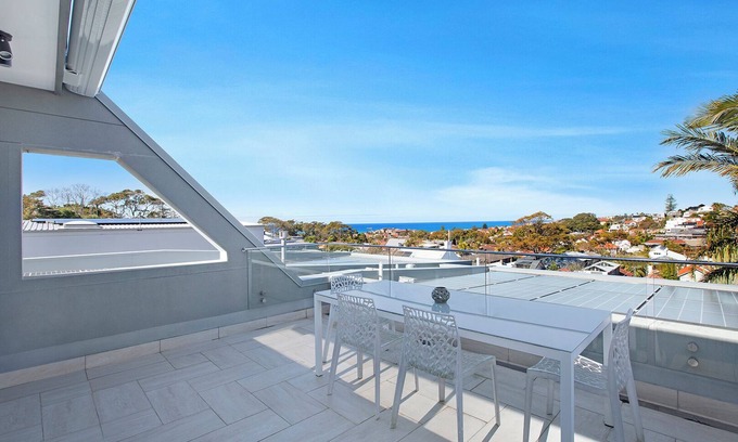 Randwick House | District & ocean views close to Bronte Beach