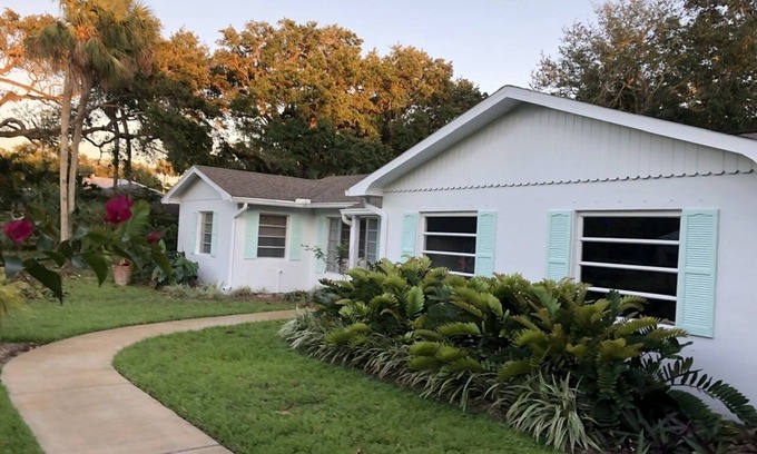 Central Beach House | Divine Location Walk/Bike to beach, river, restaurants, theater, museum & shops