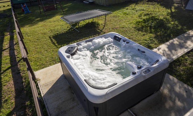Berrima House | Dixieland Estate - Country Retreat with Hot Tub + Games Room