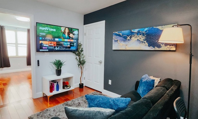 West Poplar Apartment | Dlux/2 King Beds/55" TV/Rain Shower/W/D