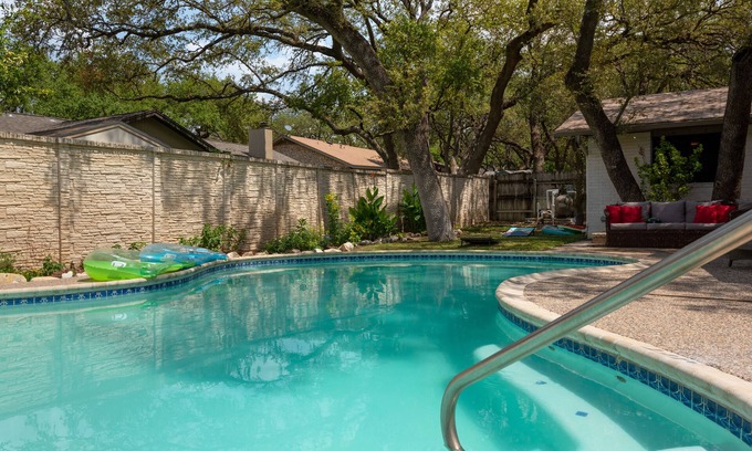Woods of Shavano House | Do nOt ClIcK Private Pool Stocked Kitchen 4BR 5 Beds 1 KING Tile Throughout