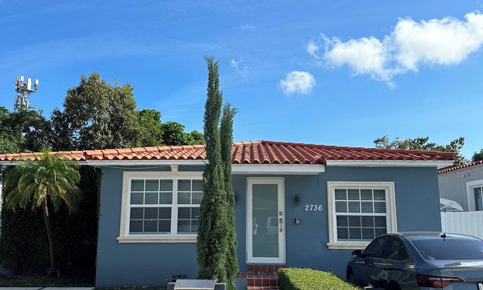 West Little Havana House | Do you want to select a perfect place to know Miami?. This is R and R Hostal.