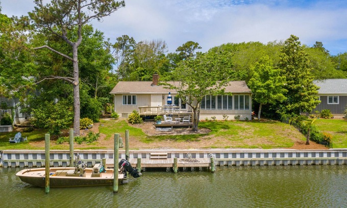 Pine Knoll Shores House | Dock Holiday! with Boat Dock & Pet Friendly