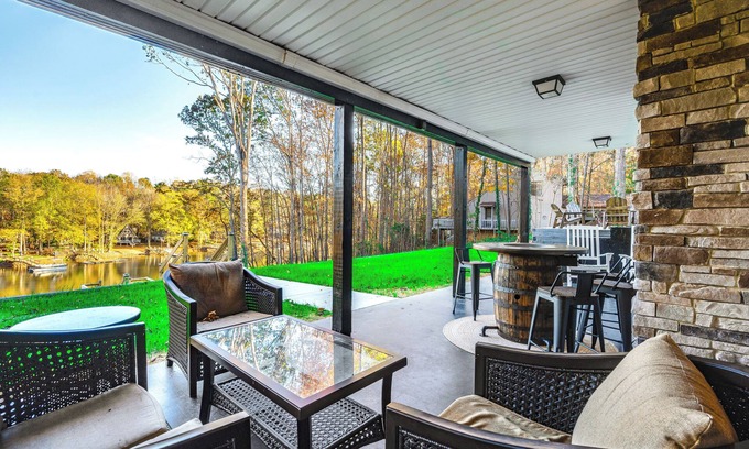 Southmont House | Dock & Hot Tub at High Rock Lake Retreat