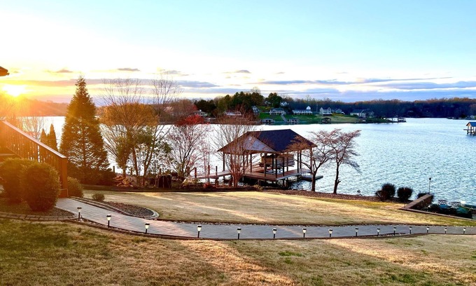 Moneta House | Dockside Daze-Prime Waterfront Loc w/Amazing View, Firepit, Tiki Bar, Lrg Dock