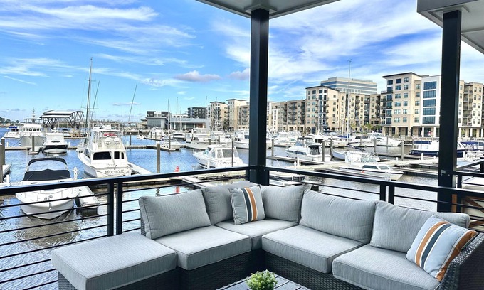 Downtown Wilmington Apartment | Dockside @ The Cove Riverwalk Villas