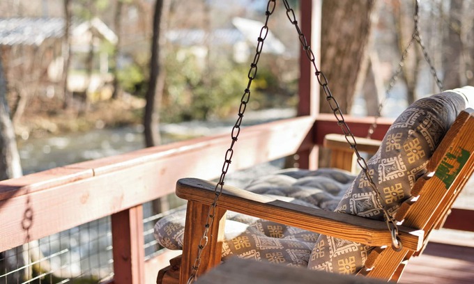 Cherokee RV Rental | Doesn't Get More Creekside!