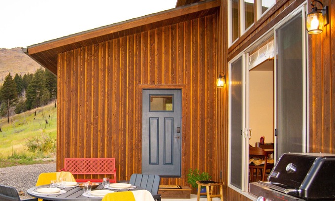 Emigrant House | Dog-friendly, 2-bedroom cabin with curated library, fire pit, and wide Montana skies. Tucked off a scenic dirt road in Paradise Valley—15 minutes to dining, 45 minutes to Yellowstone.