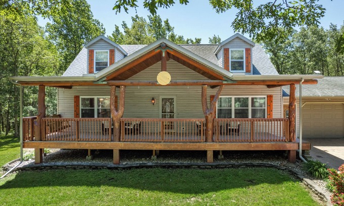 Lyndon Station Cabin | Dog-Friendly 5BR/3.5BA Cabin with Game Room, Fire Pit, Sleeps 15, Dells 10min