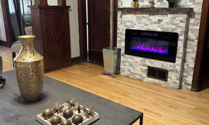 West Allis House | Dog friendly and family friendly