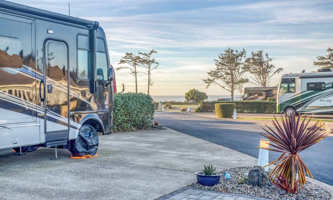 Agate Beach RV Rental | Dog Friendly, Available with 50AMP, 30AMP, Water and Sewer hook up's, WiFi