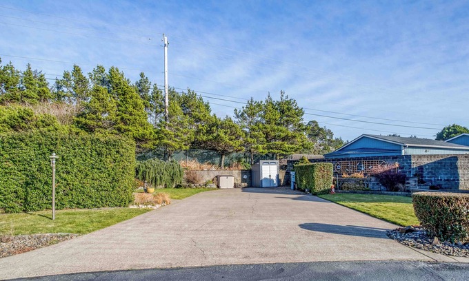 Agate Beach RV Rental | Dog Friendly, Available with 50AMP, 30AMP, Water and Sewer hook up's, WiFi