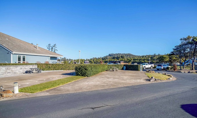 Agate Beach RV Rental | Dog Friendly, Available with 50AMP, 30AMP, Water and Sewer hook up's, WiFi
