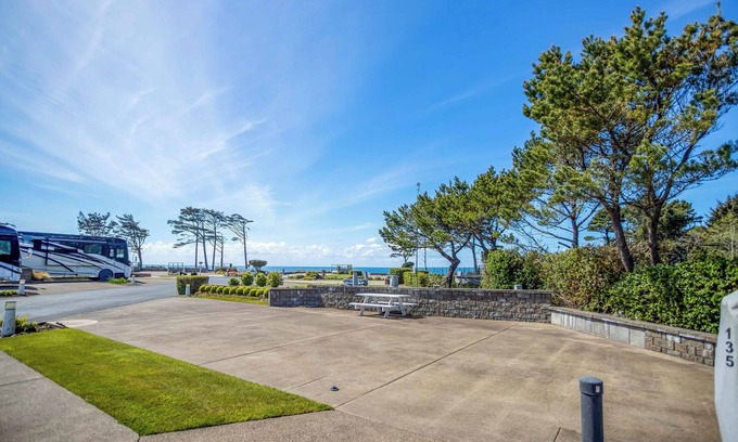 Agate Beach RV Rental | Dog Friendly, Available with 50AMP, 30AMP, Water and Sewer hook up's, WiFi
